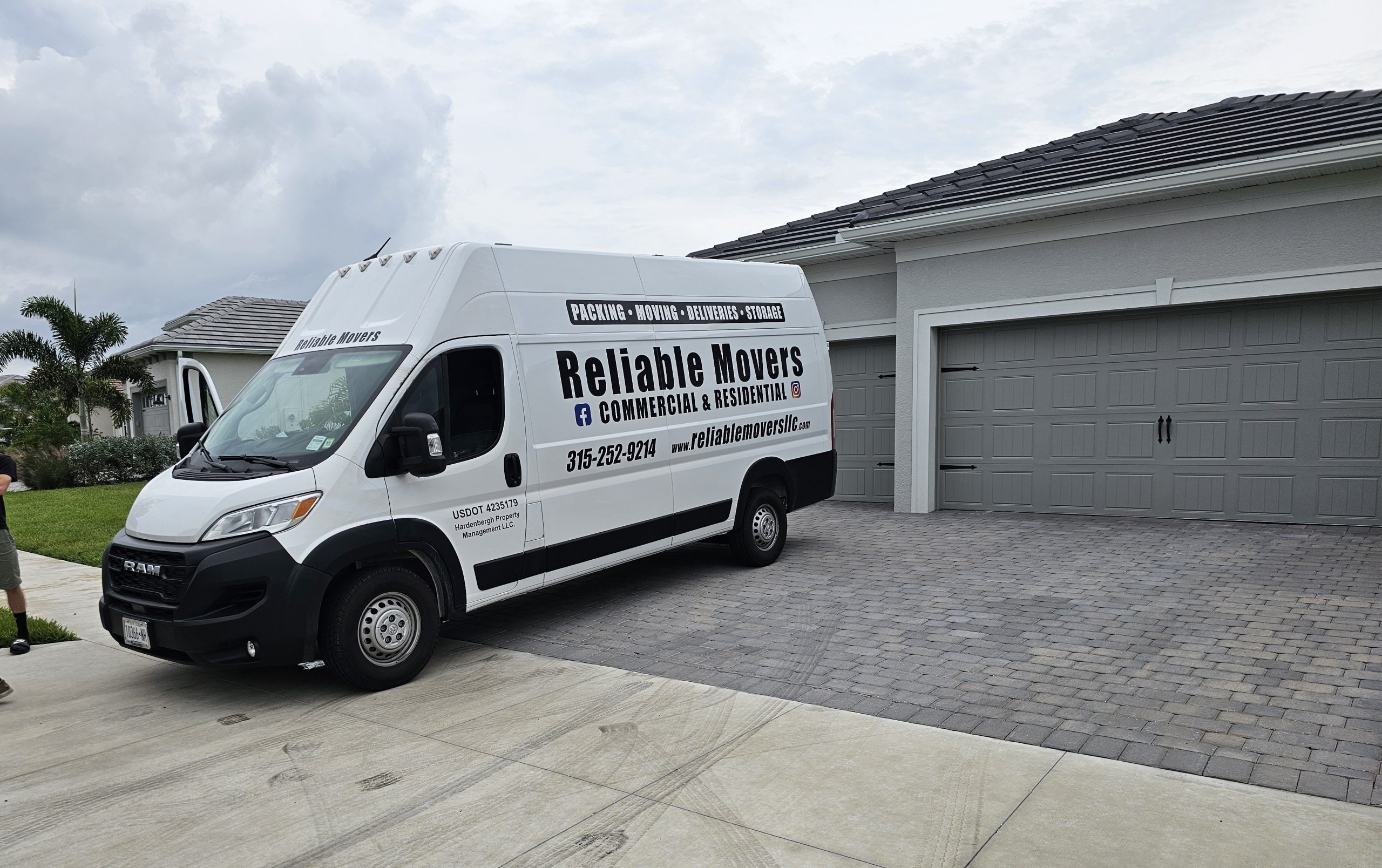 Reliable Movers unloading an interstate household shipment in Alva Florida